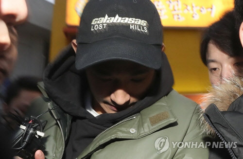 호주에서 필로폰 투약 혐의로 경찰에 긴급 체포된 영화배우 정석원이 지난 9일 오후 서울 동대문구 서울지방경찰청 광역수사대 마약수사계에서 조사를 받고 성북경찰서 유치장으로 이동하기 위해 차량에 탑승하고 있다. <연합뉴스>